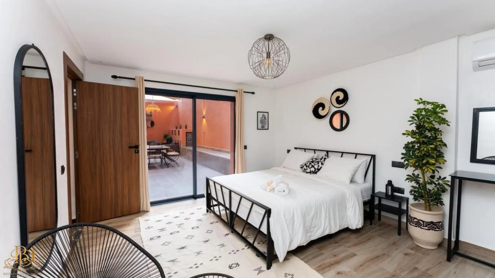 Spacious Modern Apartment thumbnail 3